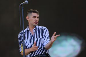 Alex Anwandter también protestó en alfombra roja de Grammy Latinos