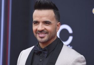 Luis Fonsi cambia sede y hora de su concierto en Concepción