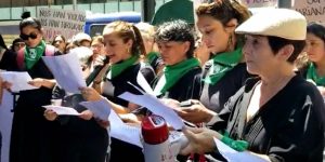 Actrices y artistas chilenas protestan frente al Ministerio de la Mujer por violencia sexual