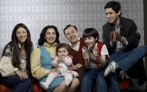 Tamara Acosta y Loreto Aravena sorprenden con cartel de "Los 80" en marcha