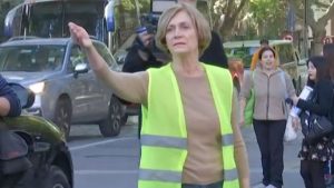 Evelyn Matthei protagonizó extraño impasse con la prensa mientras dirigía tránsito en Providencia