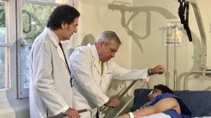 Funan a ministro Mañalich al visitar a manifestante herido en Hospital del Salvador