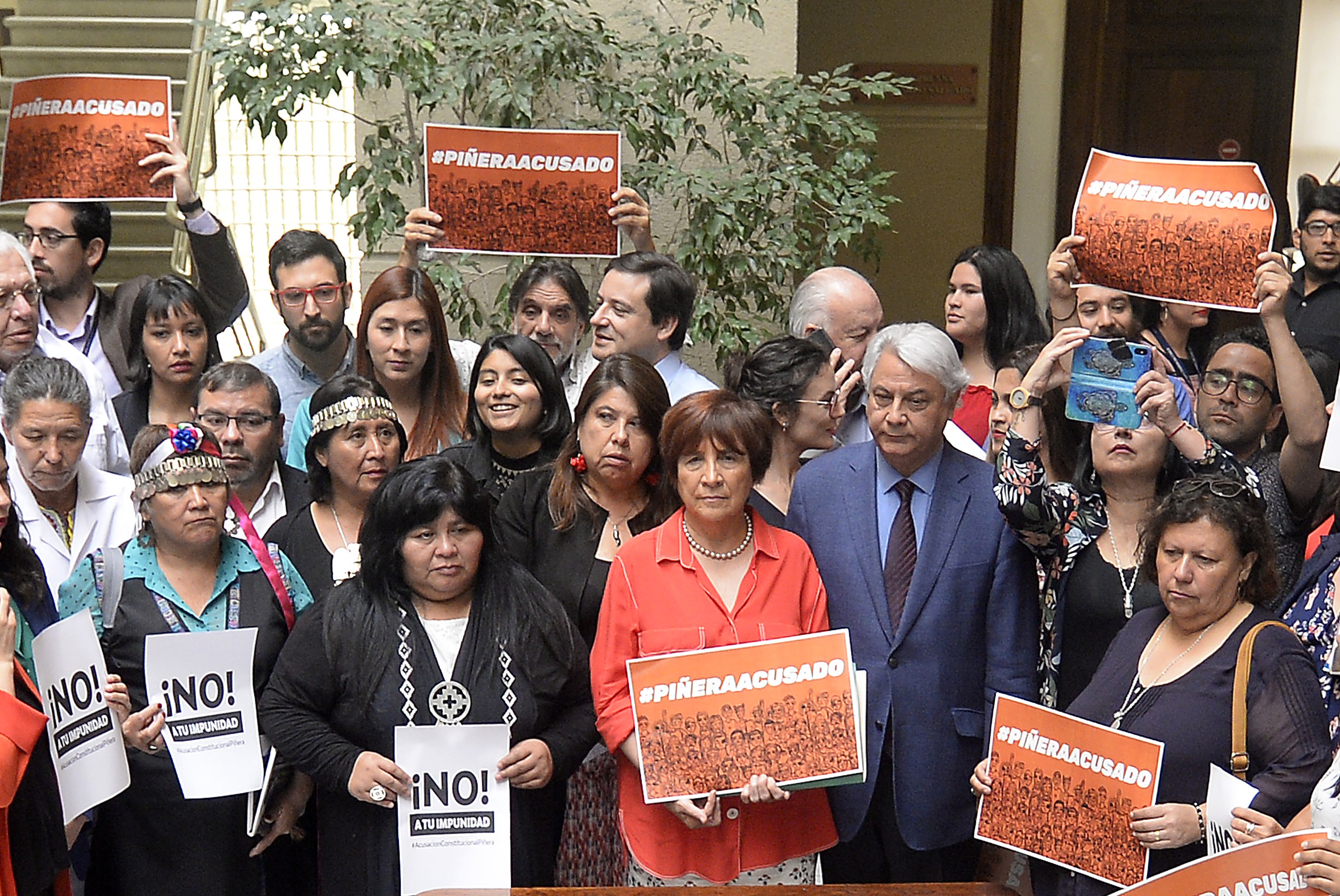 Diputados de oposición presentan acusación constitucional contra presidente Piñera