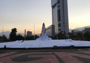 Plaza Baquedano amaneció cubierta de blanco y con la palabra 'Paz'