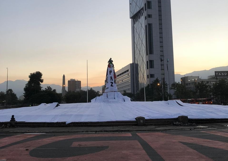 Plaza Baquedano amaneció cubierta de blanco y con la palabra 'Paz'