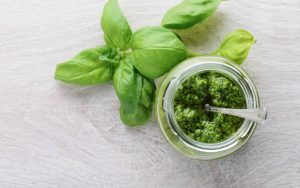 ¡Prepara tu propio pesto y disfruta de los beneficios de la albahaca!
