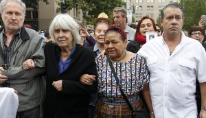 Premio Nobel de la Paz, Rigoberta Menchú, marchó hacia La Moneda para entregar carta a Piñera