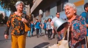Diálogo entre dos señoras mayores sobre manifestaciones se hizo viral