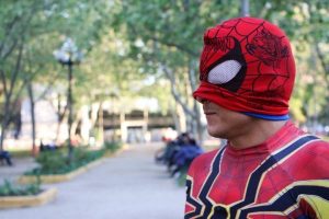 Sensual Spiderman se defiende de críticas por ir a manifestaciones
