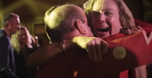 La épica reacción de trabajadores cuando su jefe anunció aguinaldo de 40 millones