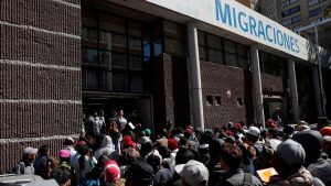 Migración: Salida de extranjeros de Chile sobrepasó los ingresos