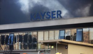 Identifican a quinta víctima del incendio en bodega Kayser: tenía herida de bala en su pie
