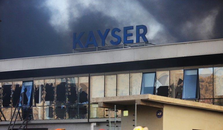 Identifican a quinta víctima del incendio en bodega Kayser: tenía herida de bala en su pie