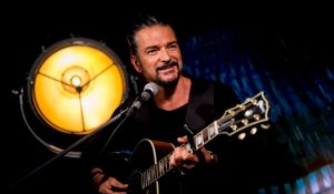 ¿Nueva música? Ricardo Arjona sorprendió cantando en un bar en Londres