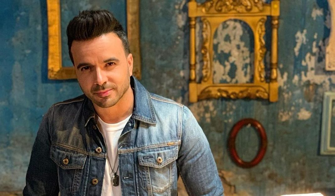 Luis Fonsi sorprende con foto navideña al estilo de "Los Simpsons"