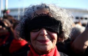 La potente performance de "Las Tesis Seniors" en el frontis del Estadio Nacional