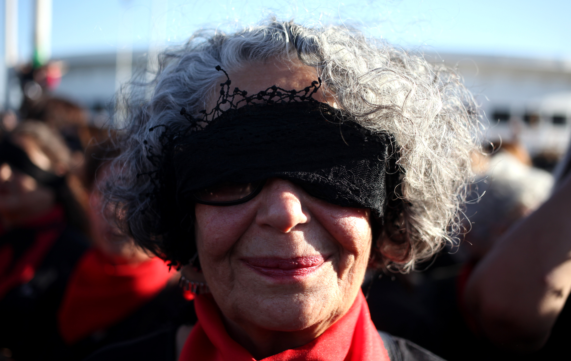La potente performance de "Las Tesis Seniors" en el frontis del Estadio Nacional