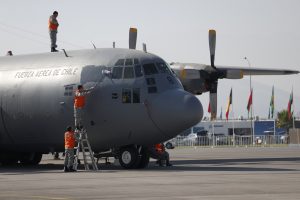 Ministro de Defensa viajó a Punta Arenas tras hallazgos en avión FACh