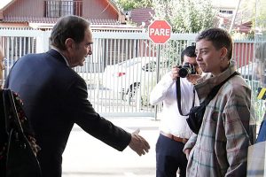 Joven hace simbólico gesto al no estrechar la mano del ministro Larraín