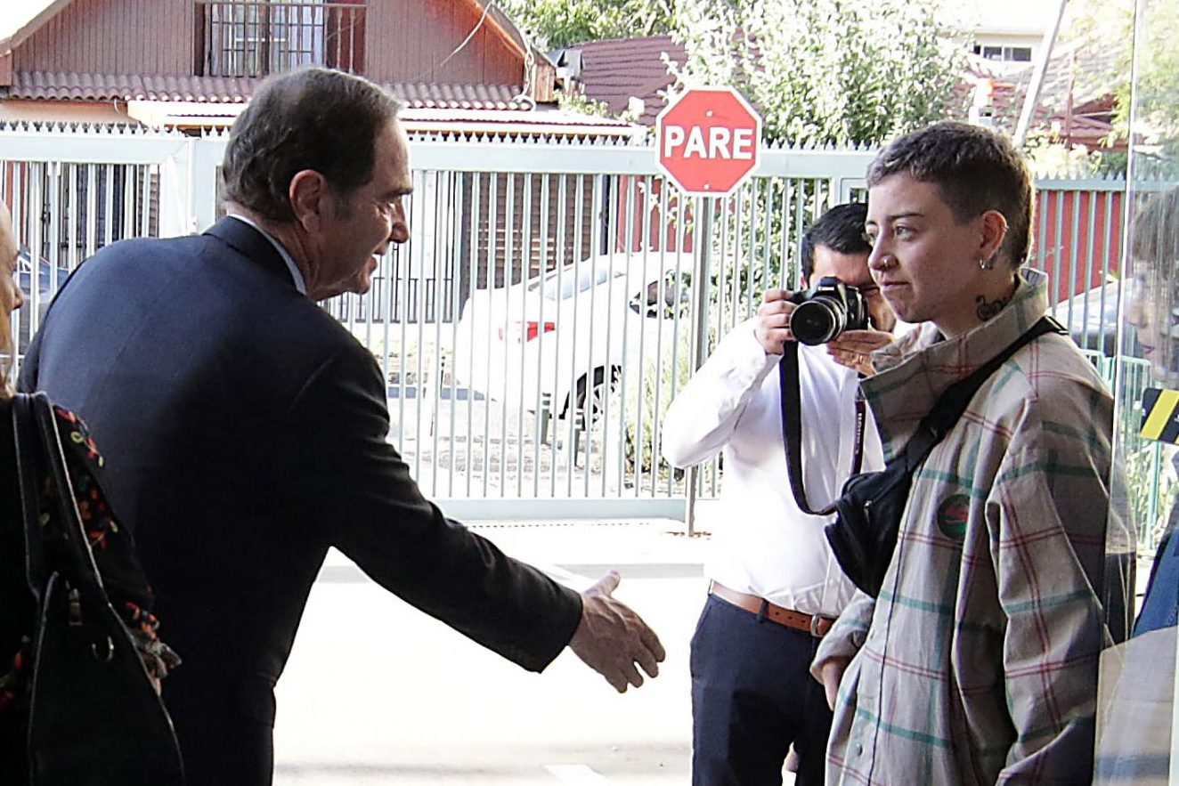 Joven hace simbólico gesto al no estrechar la mano del ministro Larraín