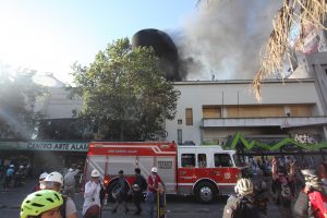 Incendio consume Centro Arte Alameda: Bomberos trabaja en el lugar
