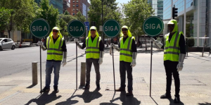 Programa de empleo: Santiago y Las Condes contrataron a vecinos para dirigir el tránsito