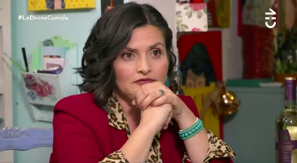 Connie Achurra duerme en el living tras choque que impactó en su casa