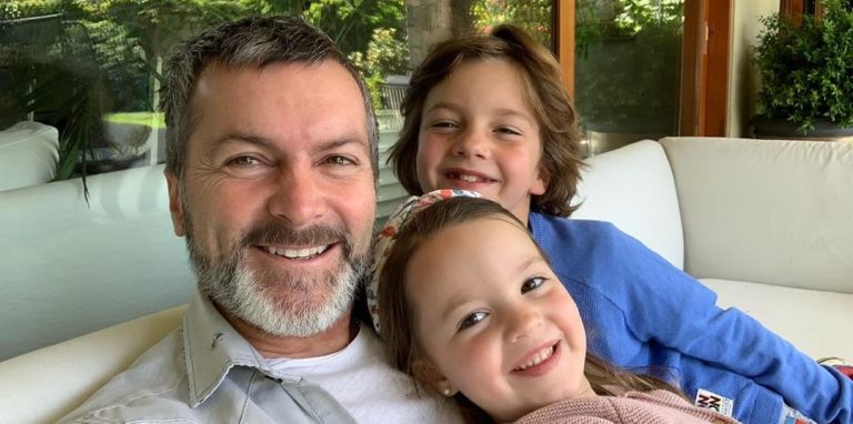 Cristián Sánchez chochea con los chistes que cuentan sus hijos