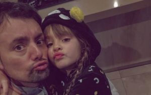 Daniel Valenzuela felicitó a su hija tras actuación en fuerte escena de "Juegos de poder": "Te las mandaste"