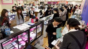 Empresa japonesa criticada por hacer que empleadas usaran insignia durante su menstruación