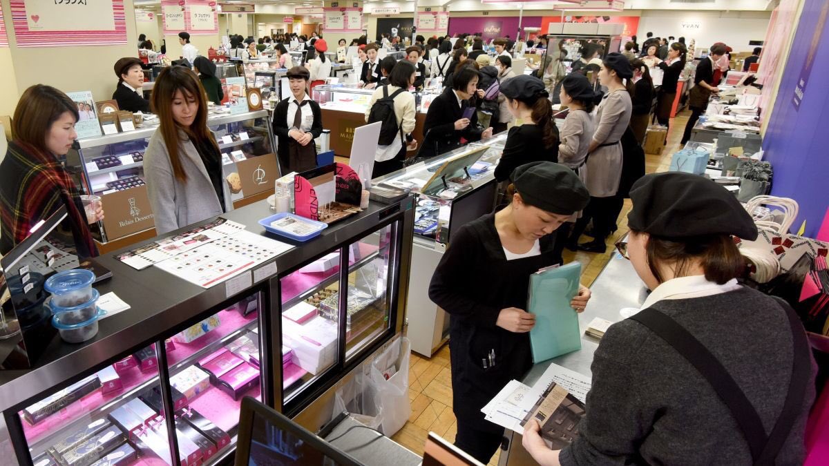 Empresa japonesa criticada por hacer que empleadas usaran insignia durante su menstruación