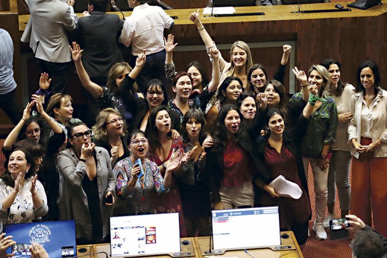 Diputados aprueban paridad de género y pacto para independientes