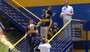 Hijo de Johnny Herrera se robó la película en su presentación ante Everton