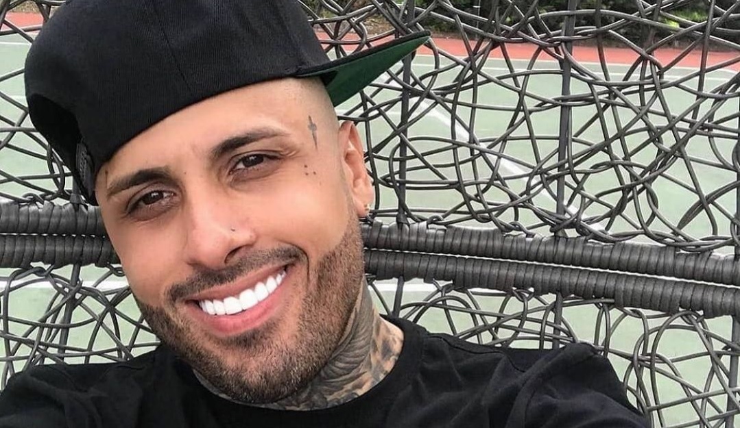 Enamorado: Con esta postal Nicky Jam presentó a su novia 14 años menor