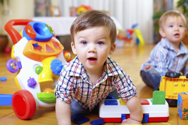 Darle menos juguetes a los niños les permite ser más creativos
