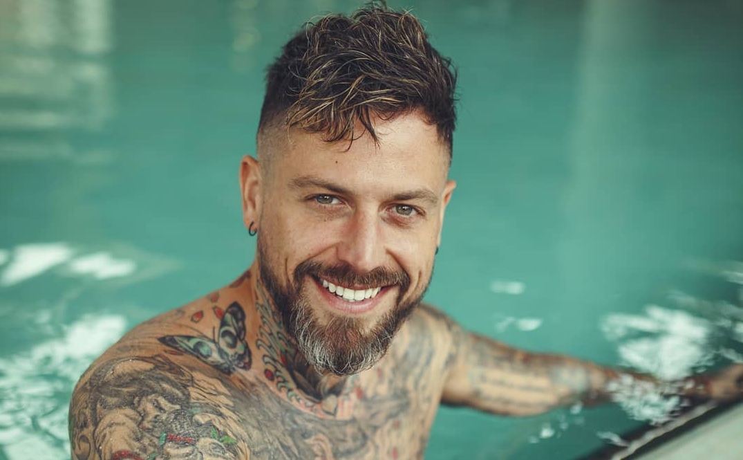 Pascual Fernández no pudo regresar a España: denuncia que fue bajado del avión por sus perros