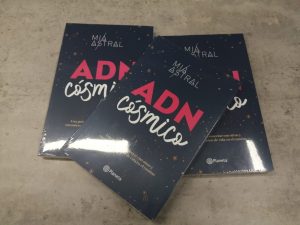 [Concurso cerrado] ¡Revisa si ganaste el libro 'ADN Cósmico' de Mia Astral en #VoyContigo!