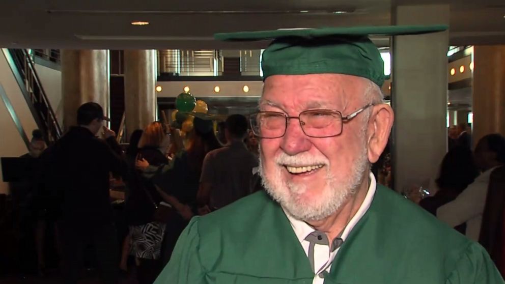 Se graduó de la universidad a los 81: "me gustaría ser un ejemplo"