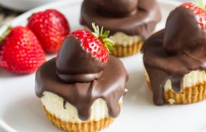 ¡Prueba estos mini cheesecakes cubiertos de chocolate para Navidad!