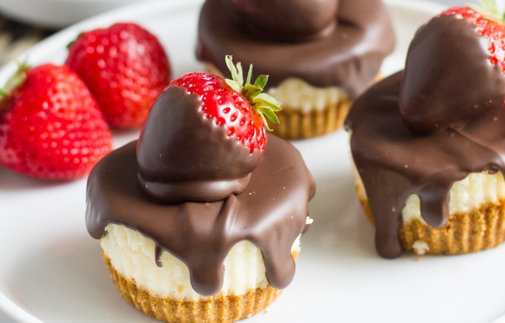 ¡Prueba estos mini cheesecakes cubiertos de chocolate para Navidad!