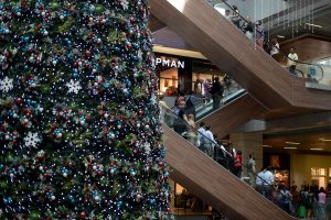 Revisa los horarios de los centros comerciales para estos días