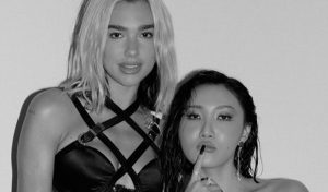 Cantante surcoreana Hwasa se luce 'teloneando' a Dua Lipa en importante premiación