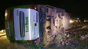 Se estima que son 21 las víctimas fatales tras bus que se desbarrancó en Taltal