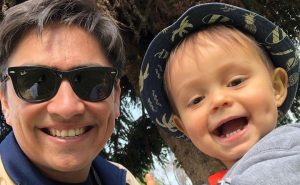 Sergio Freire sacó risas con video de su hijo haciéndose pasar por Anonymous