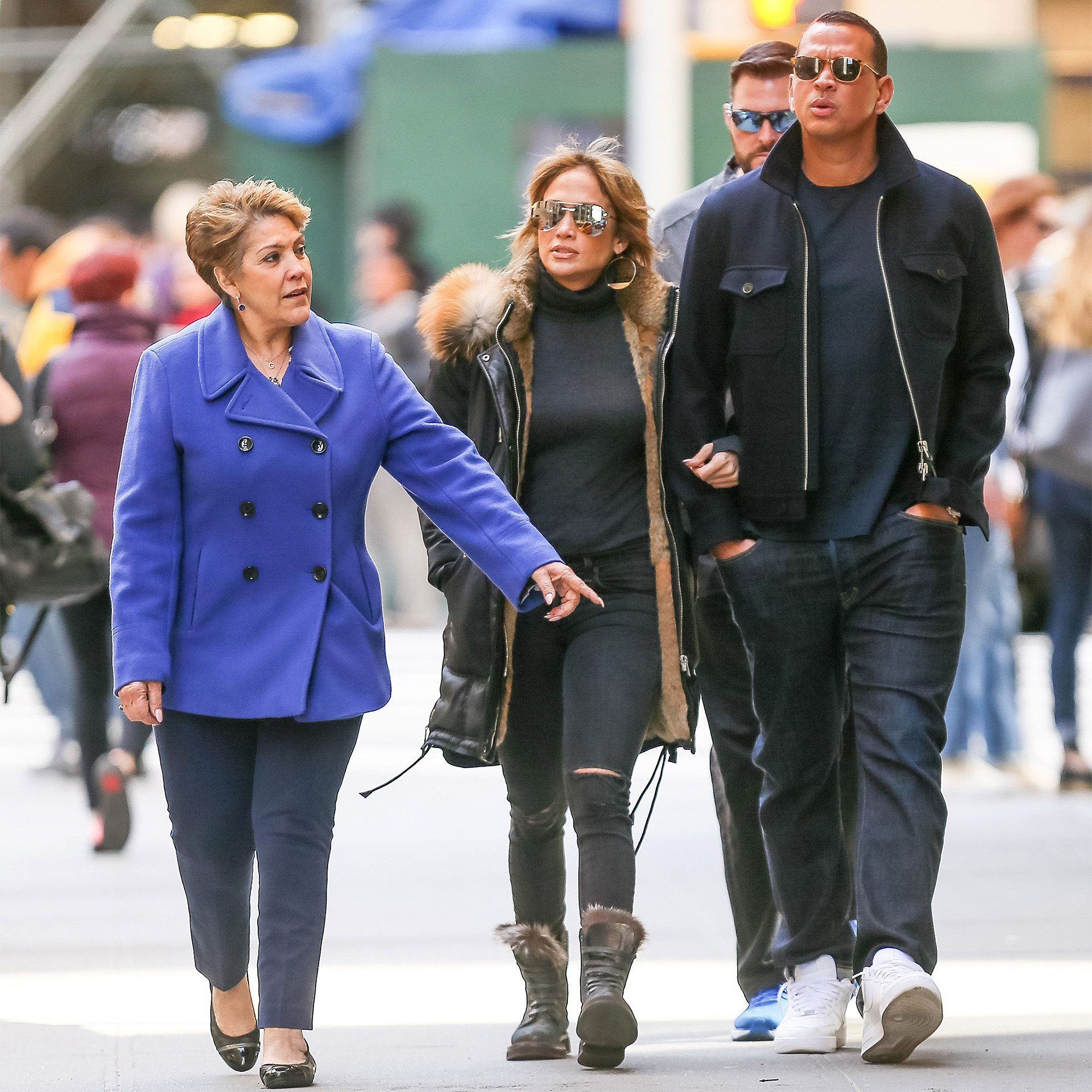 Jlo, su mamá y su pareja