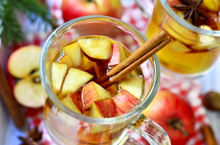 Así debes preparar el agua de manzana y canela detox