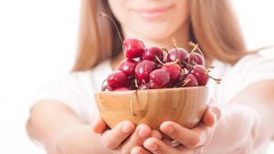 Disfruta los beneficios de las cerezas en tu piel con esta sencilla mascarilla facial