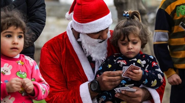 La historia del taxista mexicano que reparte regalos a los niños con escasos recursos