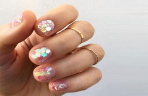 Uñas con lentejuelas: Así es la tendencia que será furor en Navidad