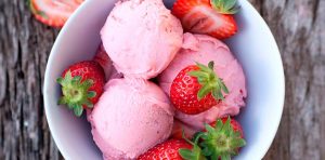 Combate el calor con un rico y sano helado de frutillas